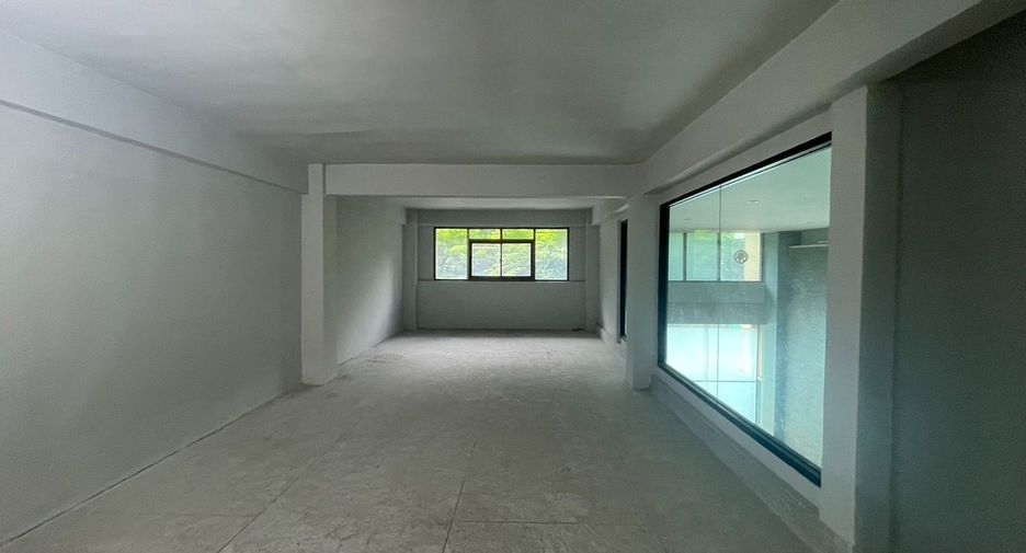 For rent 6 bedrooms retail Space in Watthana, Bangkok