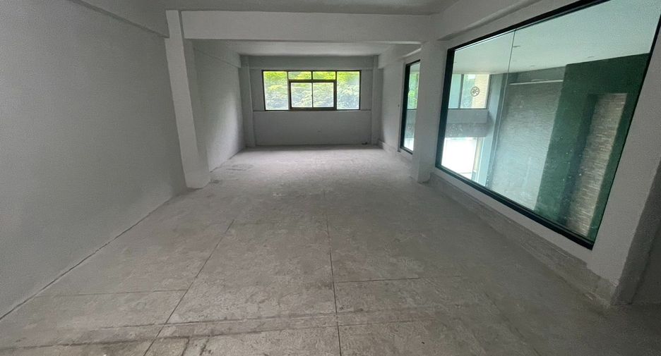 For rent 6 bedrooms retail Space in Watthana, Bangkok