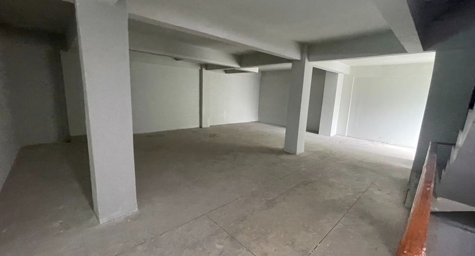 For rent 6 bedrooms retail Space in Watthana, Bangkok