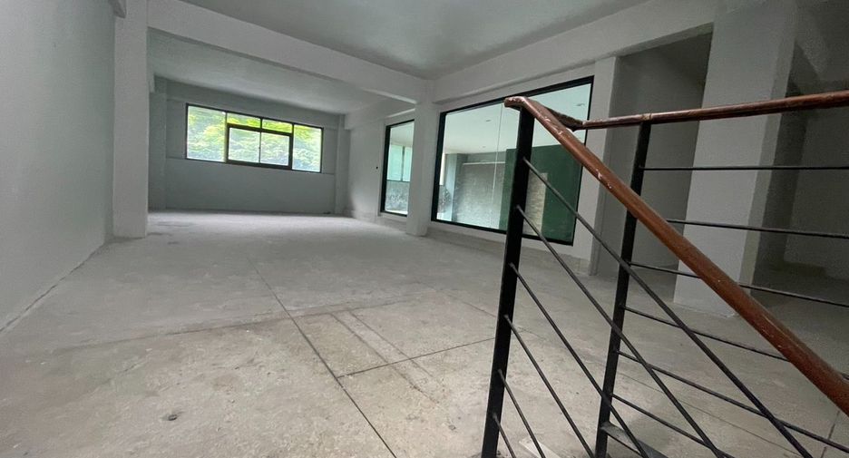 For rent 6 bedrooms retail Space in Watthana, Bangkok