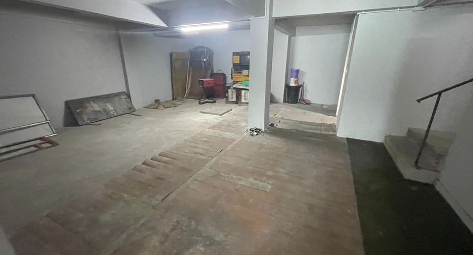 For rent 6 bedrooms retail Space in Watthana, Bangkok