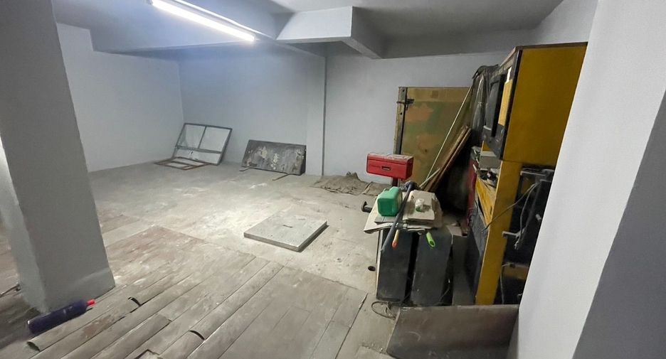 For rent 6 bedrooms retail Space in Watthana, Bangkok