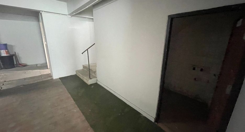 For rent 6 bedrooms retail Space in Watthana, Bangkok