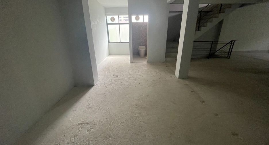 For rent 6 bedrooms retail Space in Watthana, Bangkok