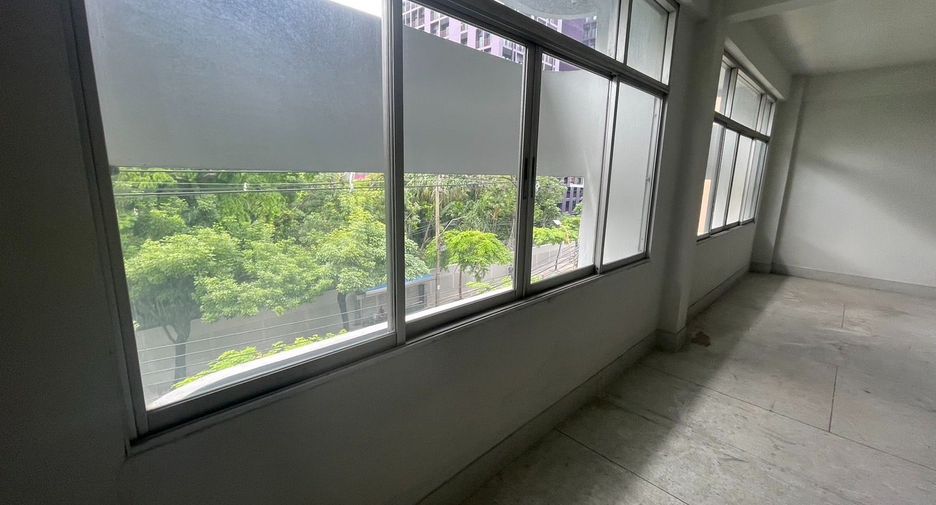For rent 6 bedrooms retail Space in Watthana, Bangkok