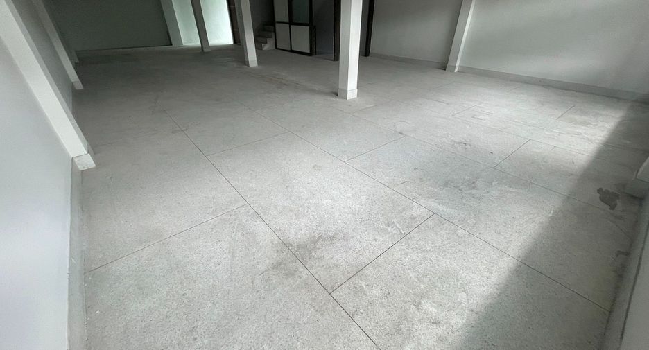 For rent 6 bedrooms retail Space in Watthana, Bangkok