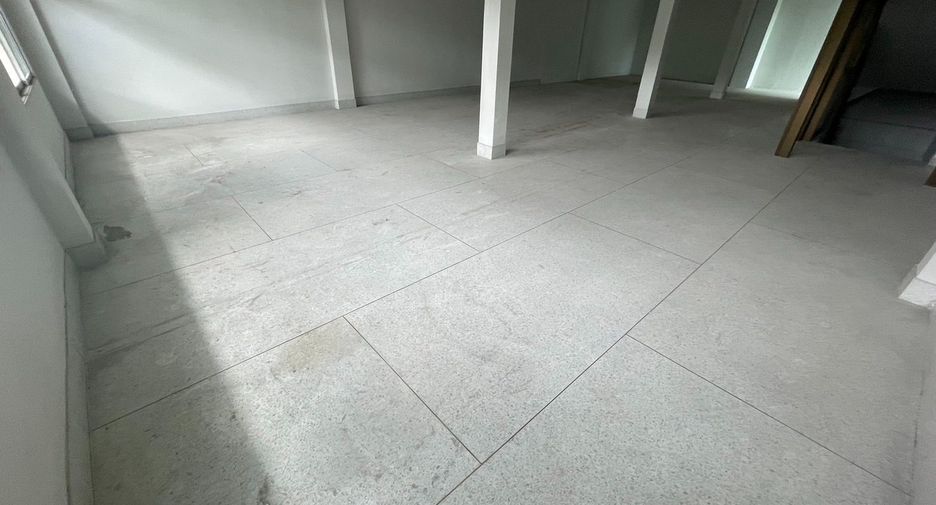 For rent 6 bedrooms retail Space in Watthana, Bangkok
