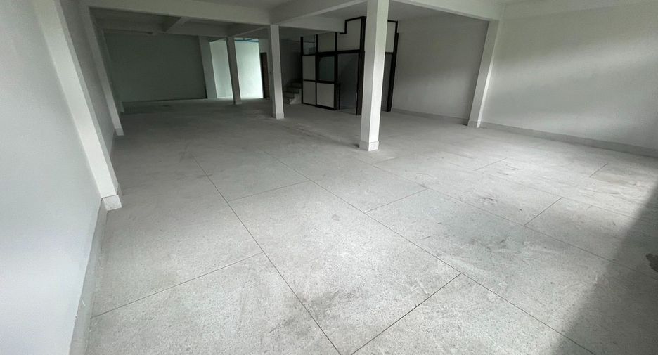 For rent 6 bedrooms retail Space in Watthana, Bangkok