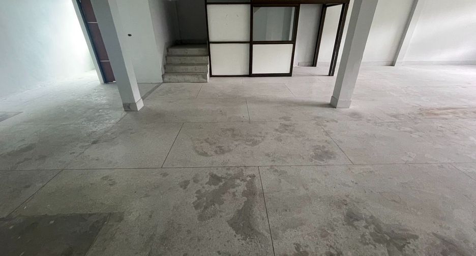 For rent 6 bedrooms retail Space in Watthana, Bangkok
