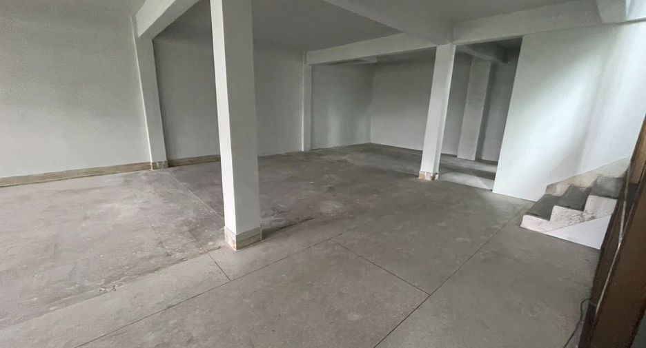 For rent 6 bedrooms retail Space in Watthana, Bangkok