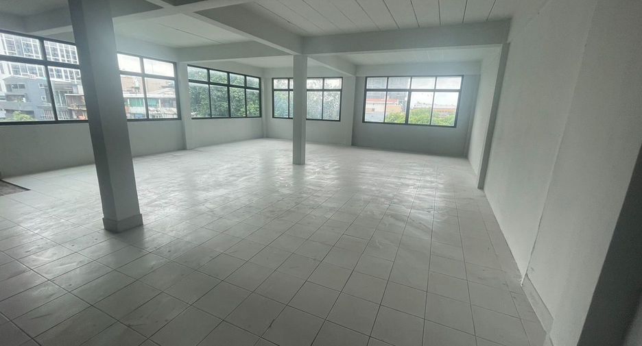 For rent 6 bedrooms retail Space in Watthana, Bangkok