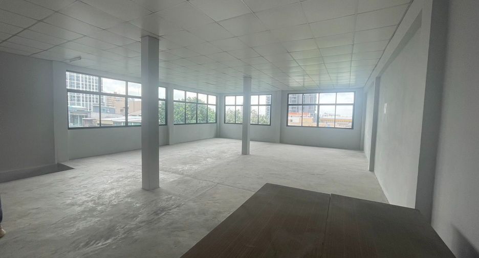 For rent 6 bedrooms retail Space in Watthana, Bangkok