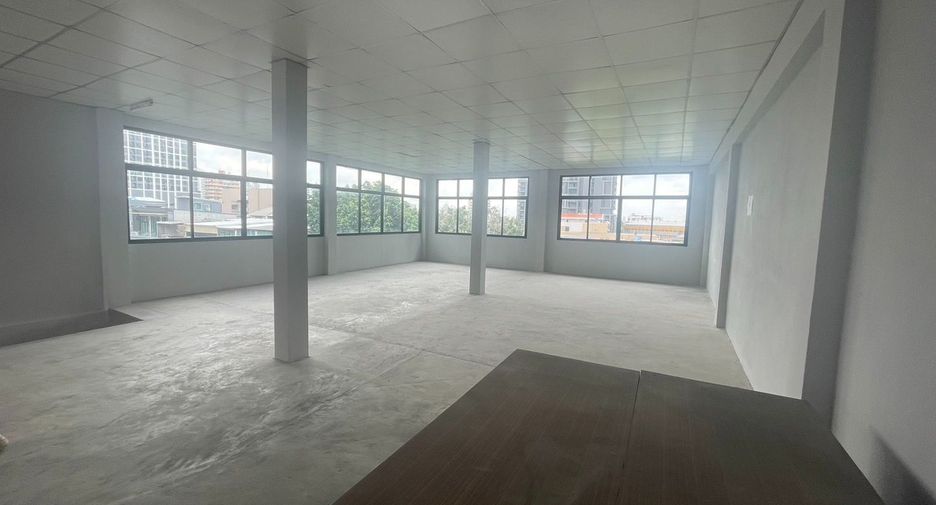 For rent 6 bedrooms retail Space in Watthana, Bangkok