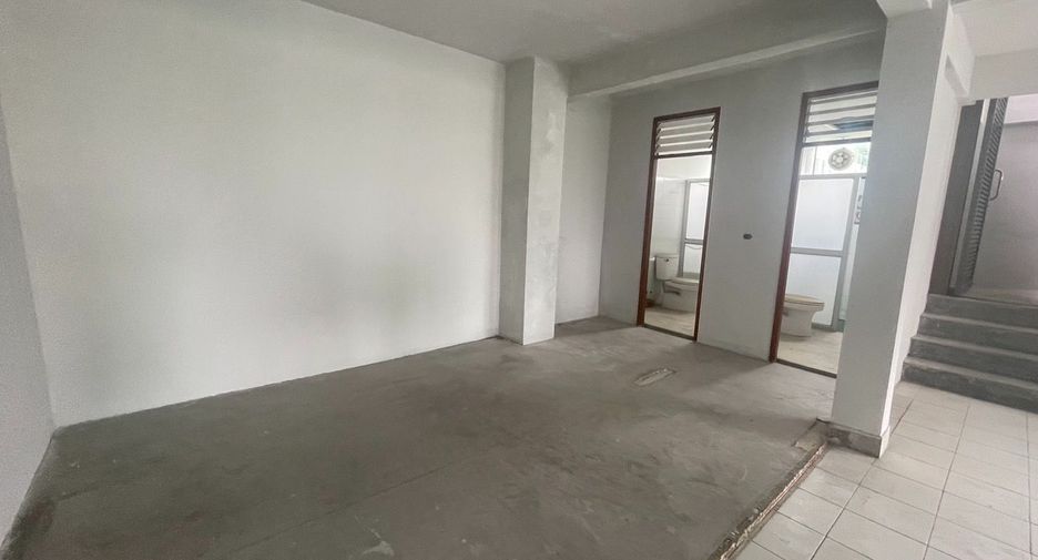 For rent 6 bedrooms retail Space in Watthana, Bangkok