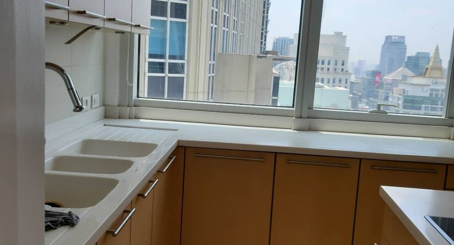 For rent 3 bedrooms condo in Pathum Wan, Bangkok