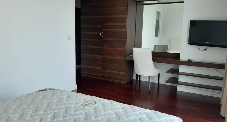For rent 3 bedrooms condo in Pathum Wan, Bangkok