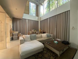 Apartamento en alquiler y en venta de 4 habitaciones en Huai Khwang, Bangkok
