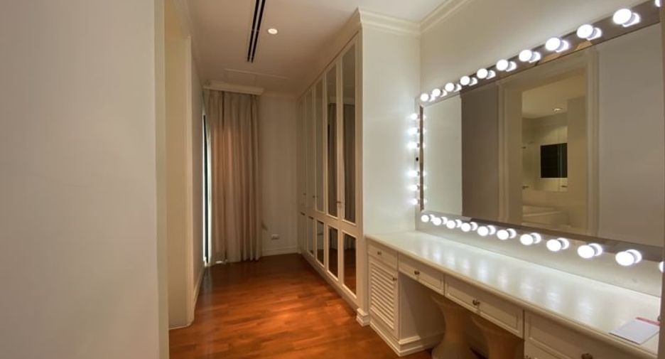 Apartamento en alquiler y en venta de 4 habitaciones en Huai Khwang, Bangkok