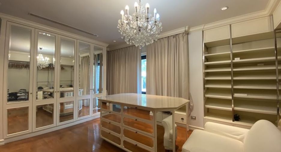 Apartamento en alquiler y en venta de 4 habitaciones en Huai Khwang, Bangkok