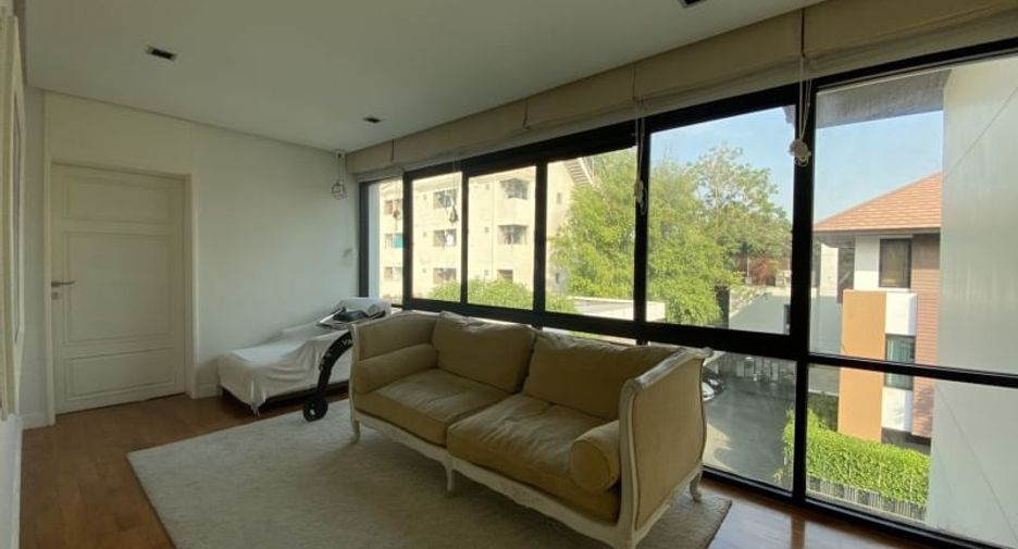 Apartamento en alquiler y en venta de 4 habitaciones en Huai Khwang, Bangkok