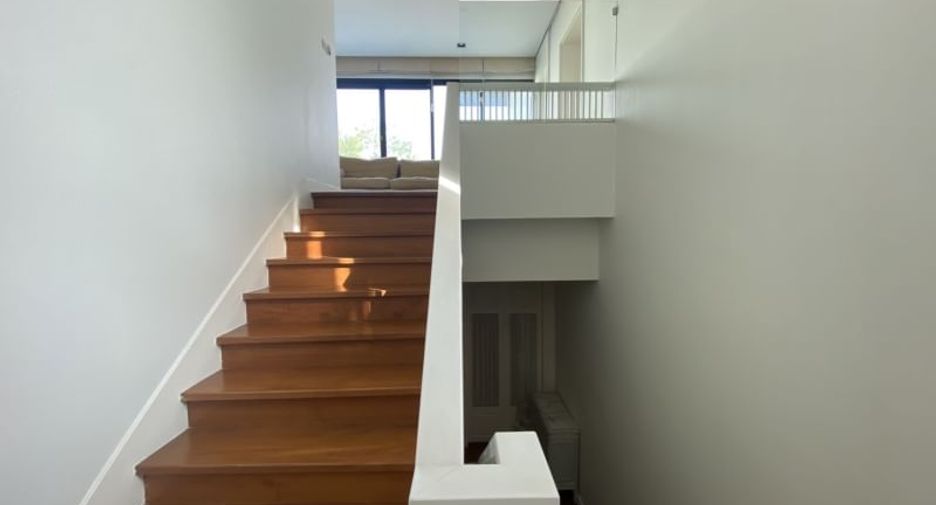 Apartamento en alquiler y en venta de 4 habitaciones en Huai Khwang, Bangkok