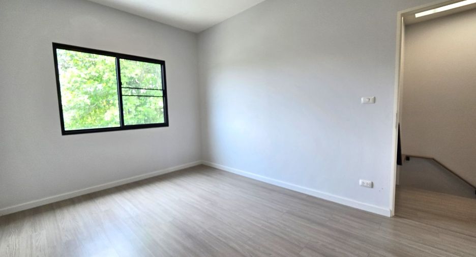 For sale 4 bedrooms townhouse in Mueang Pathum Thani, Pathum Thani