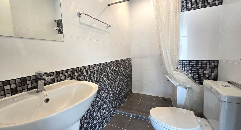 For sale 4 bedrooms townhouse in Mueang Pathum Thani, Pathum Thani