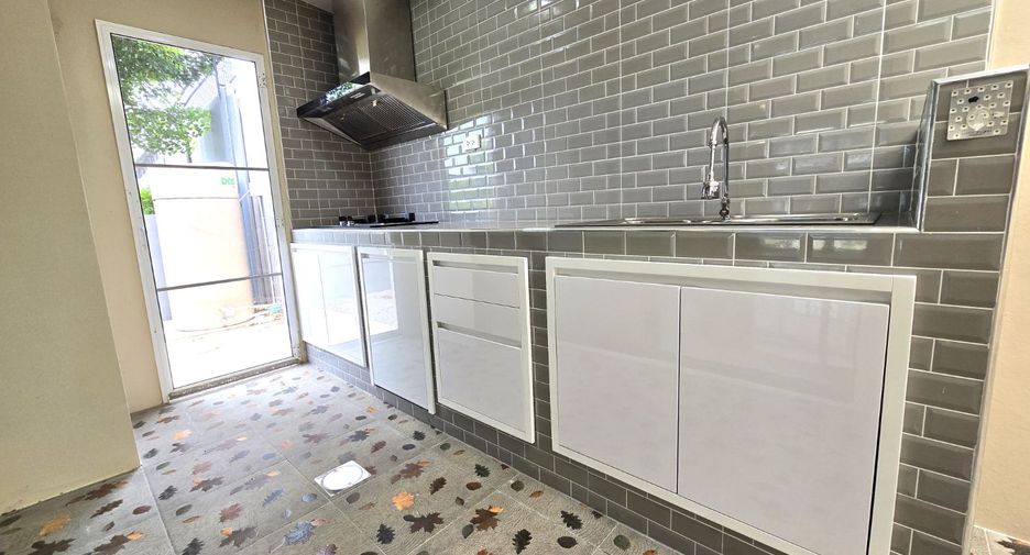 For sale 4 bedrooms townhouse in Mueang Pathum Thani, Pathum Thani
