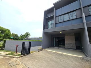 For sale 4 bedrooms townhouse in Mueang Pathum Thani, Pathum Thani