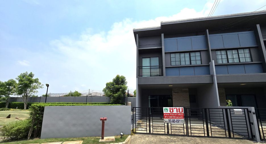 For sale 4 bedrooms townhouse in Mueang Pathum Thani, Pathum Thani