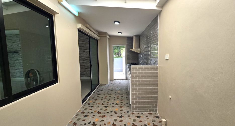 For sale 4 bedrooms townhouse in Mueang Pathum Thani, Pathum Thani