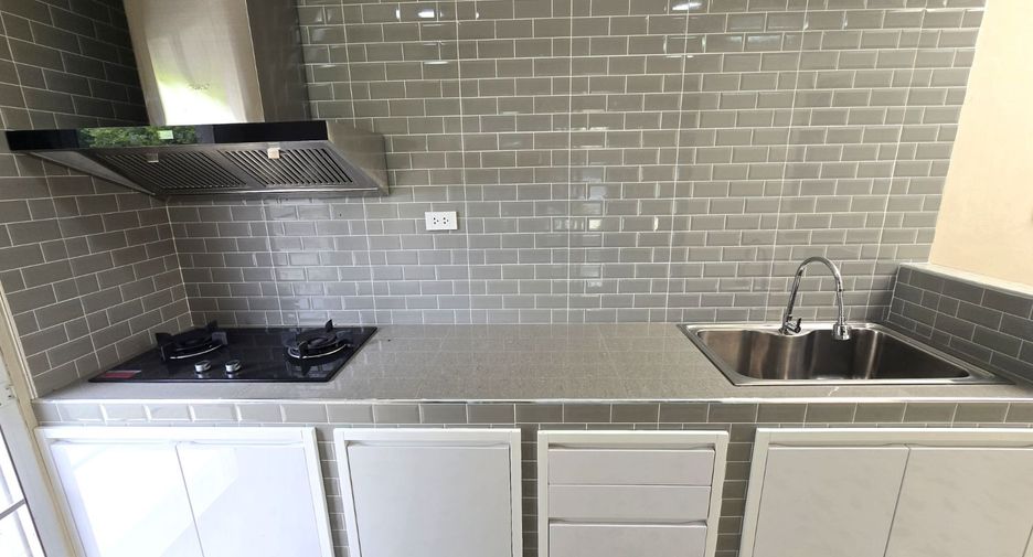 For sale 4 bedrooms townhouse in Mueang Pathum Thani, Pathum Thani