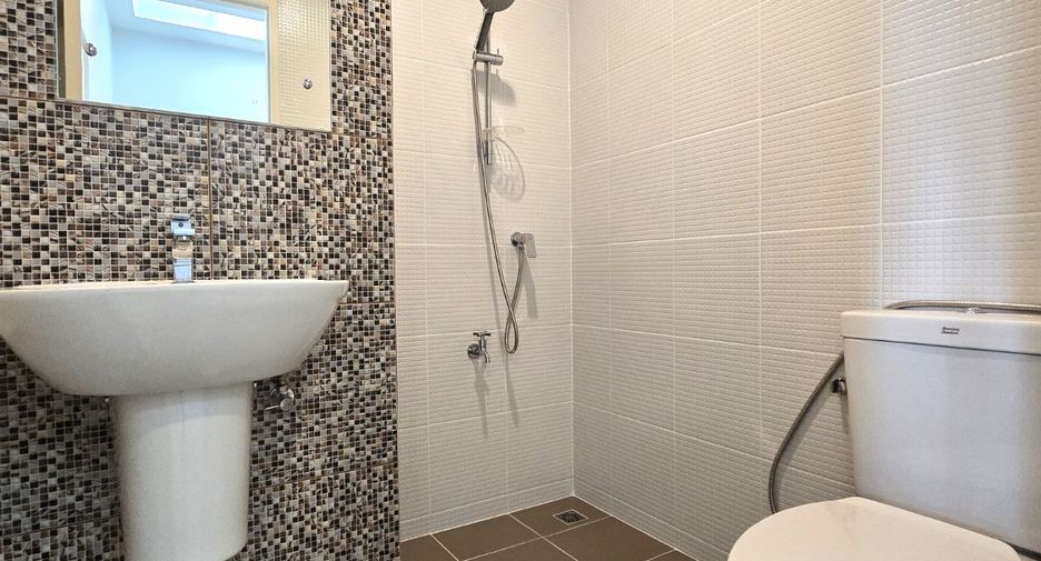 For sale 4 bedrooms townhouse in Mueang Pathum Thani, Pathum Thani
