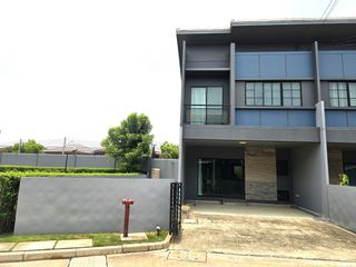 For sale 4 bedrooms townhouse in Mueang Pathum Thani, Pathum Thani