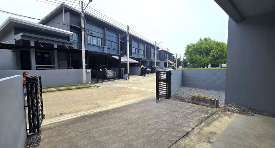 For sale 4 bedrooms townhouse in Mueang Pathum Thani, Pathum Thani