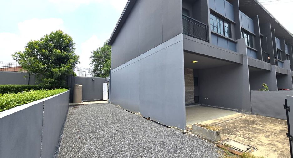 For sale 4 bedrooms townhouse in Mueang Pathum Thani, Pathum Thani