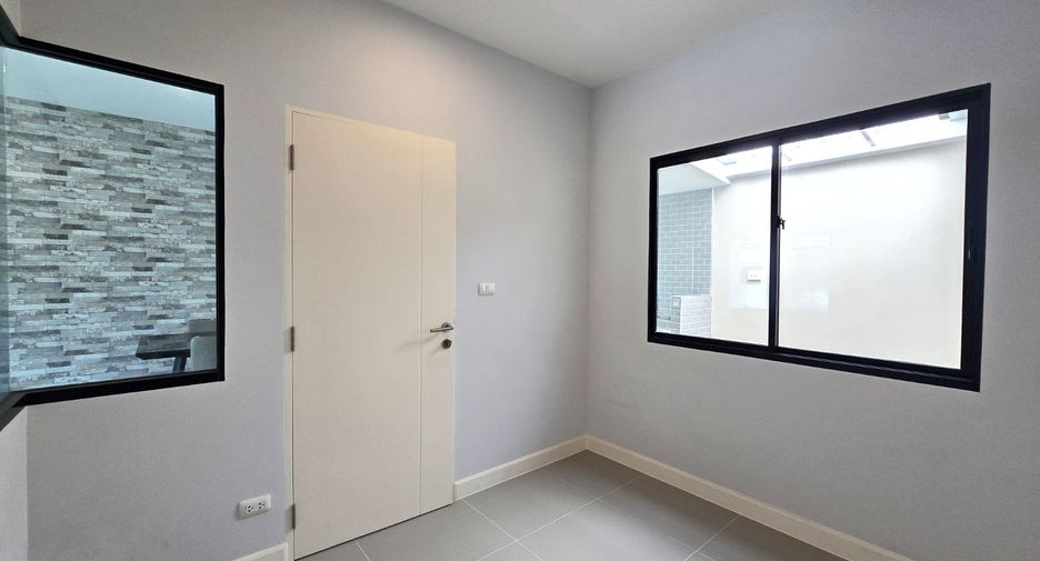 For sale 4 bedrooms townhouse in Mueang Pathum Thani, Pathum Thani