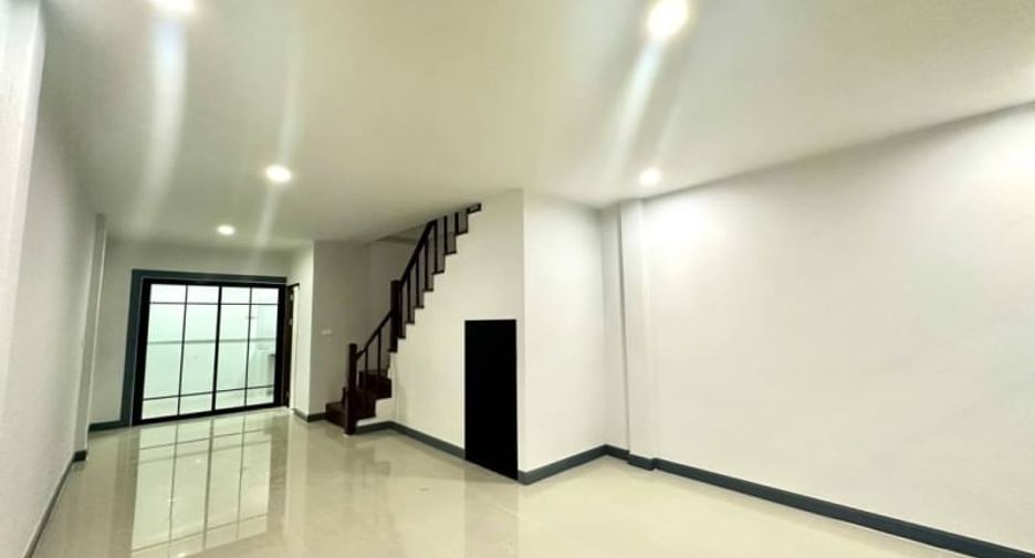For sale 3 bed townhouse in Sai Noi, Nonthaburi