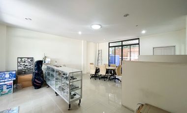 À vendre 3 chambres bureau à Bang Na, Bangkok