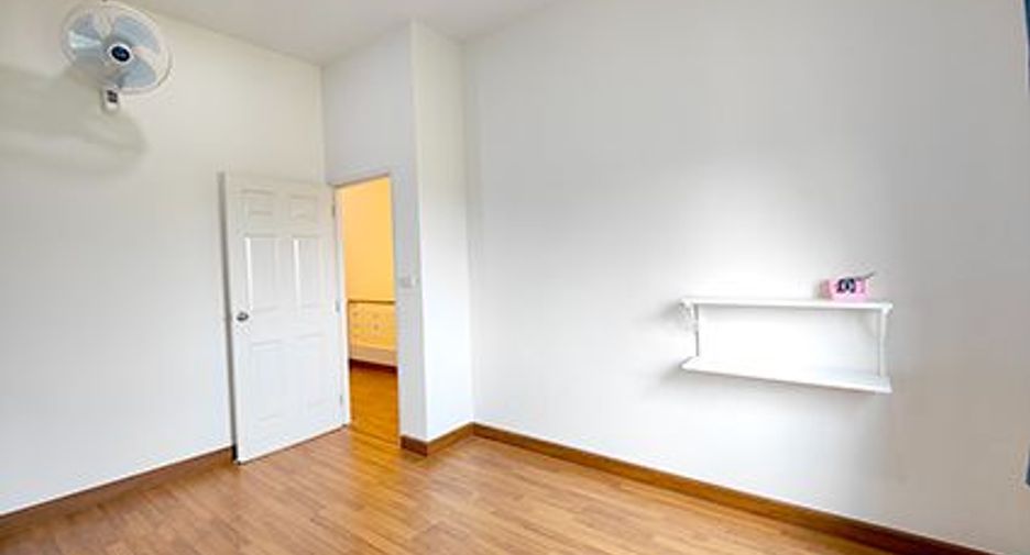 For sale 4 bedrooms townhouse in Khlong Sam Wa, Bangkok