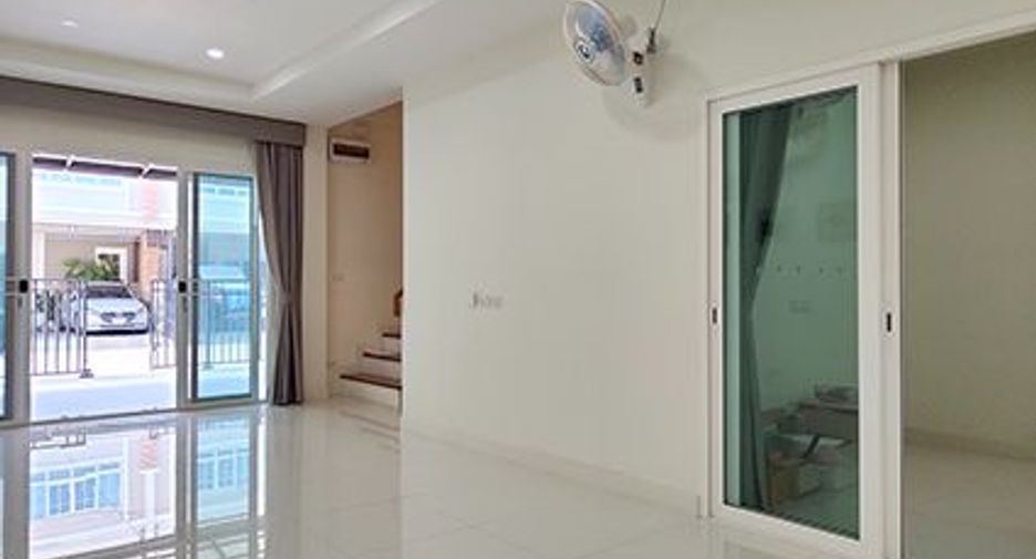 For sale 4 bedrooms townhouse in Khlong Sam Wa, Bangkok