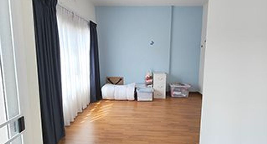 For sale 4 bedrooms townhouse in Khlong Sam Wa, Bangkok