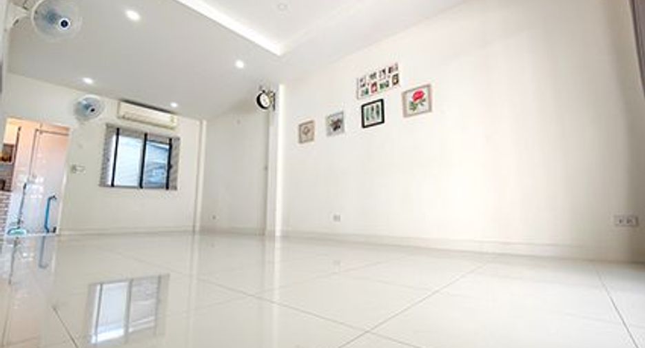 For sale 4 bedrooms townhouse in Khlong Sam Wa, Bangkok