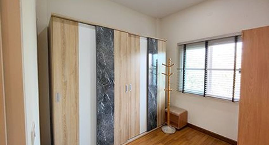 For sale 4 bedrooms townhouse in Khlong Sam Wa, Bangkok