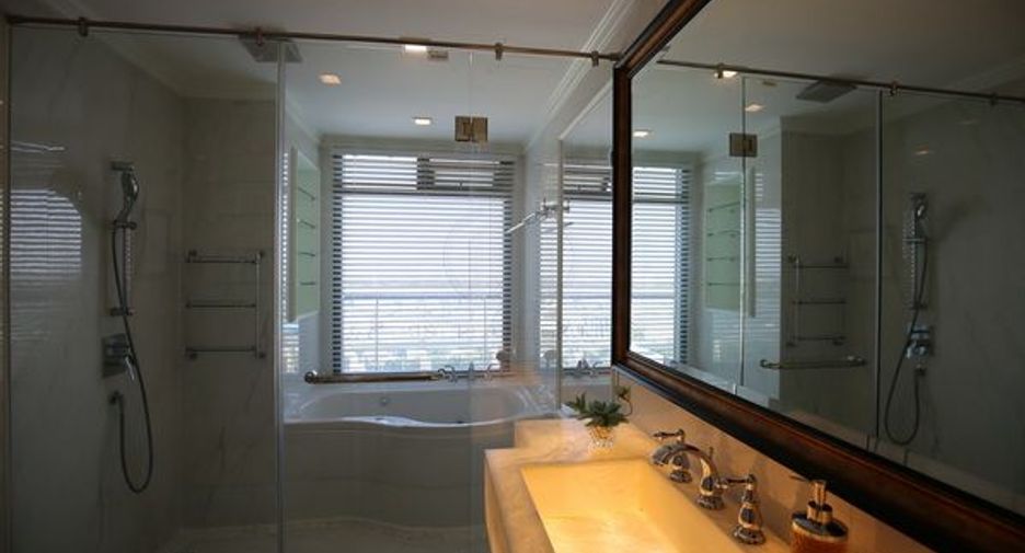 For sale 3 ベッドルーム condo in Yan Nawa, Bangkok