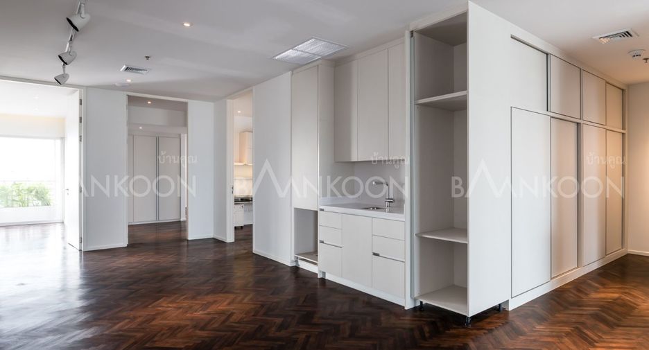 For rent 4 bedrooms apartment in Sathon, Bangkok