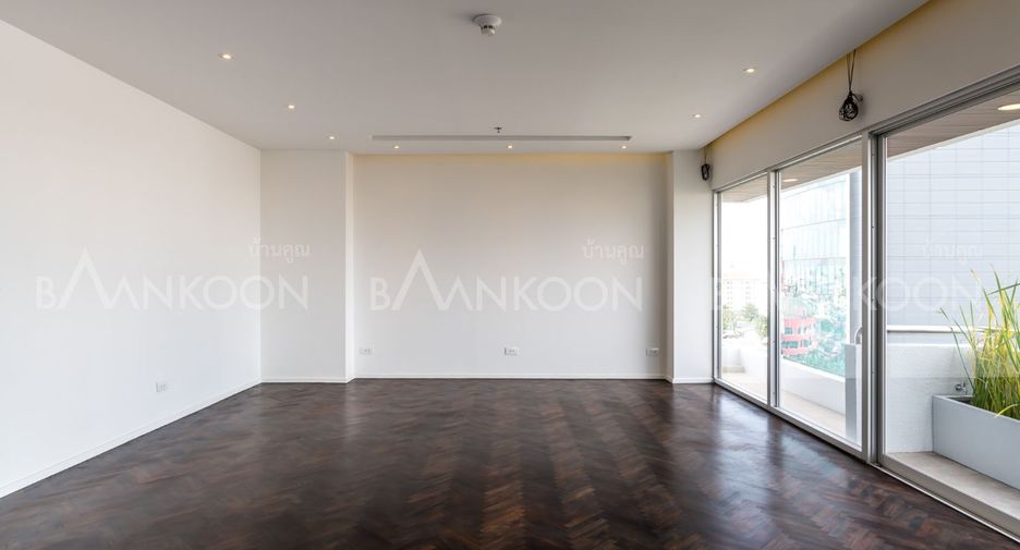 For rent 4 bedrooms apartment in Sathon, Bangkok