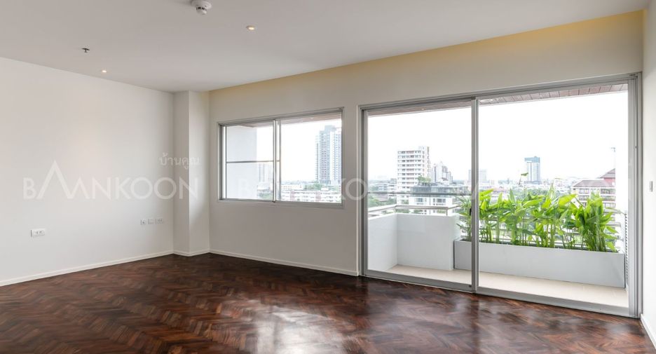 For rent 4 bedrooms apartment in Sathon, Bangkok