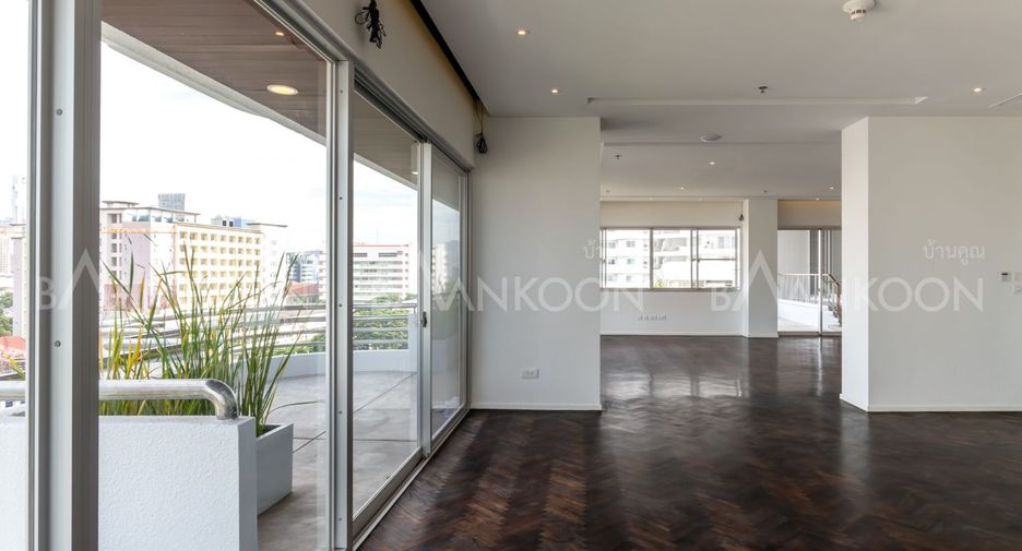 For rent 4 bedrooms apartment in Sathon, Bangkok