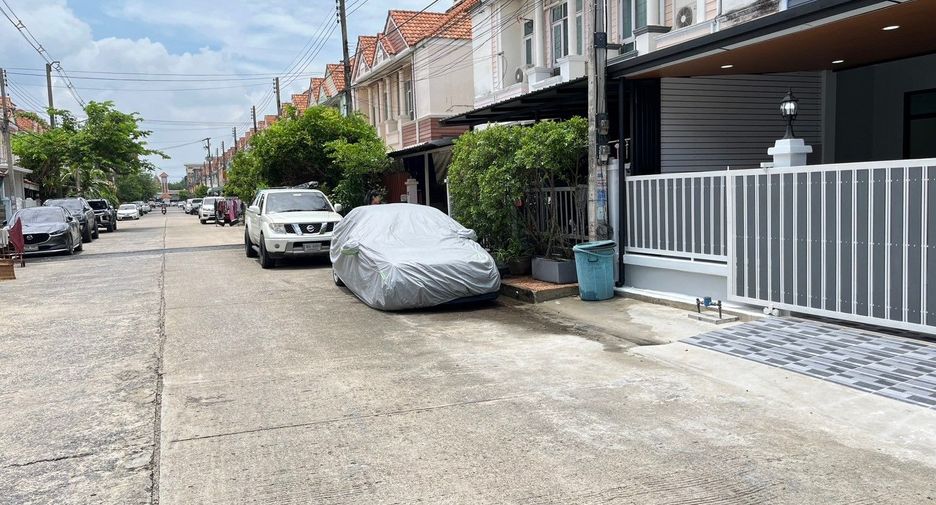 For sale 3 Beds townhouse in Lam Luk Ka, Pathum Thani